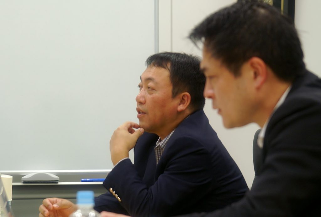 打ち合わせに臨む藤澤信義社長