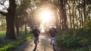 安全に自転車を漕ぐ親子