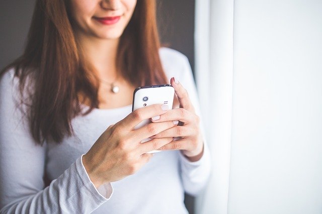 スマホを操作する女性