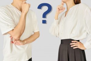 立っている男女の画像